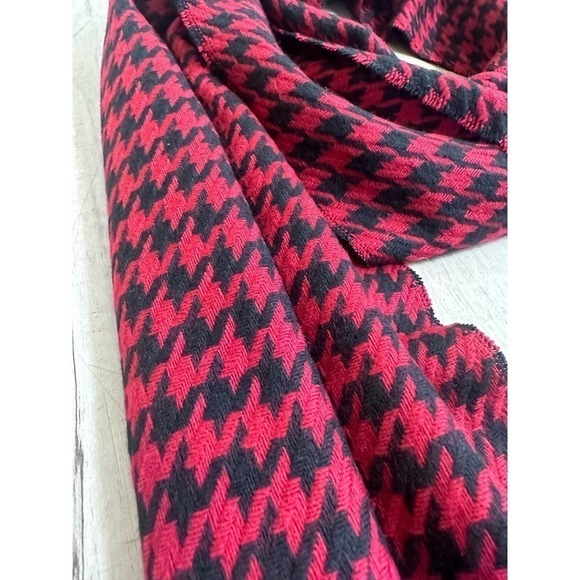 Red black cashmere houndstooth scarf - Picture 3 of 4